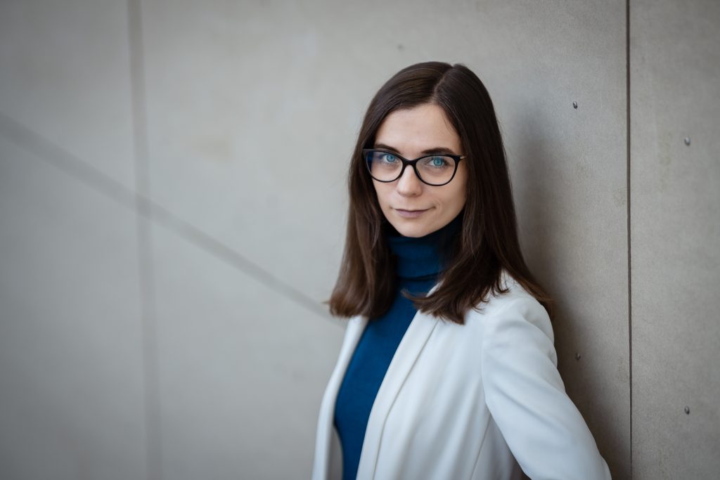 Zdjęcie Lidii Baran przy ścianie