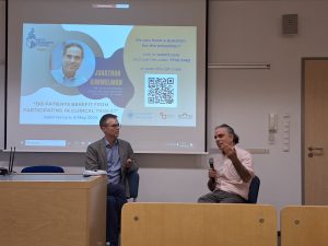 Profesor Kimmelman i Bartosz Helfer, dyrektor CMB, w trakcie sesji pytań